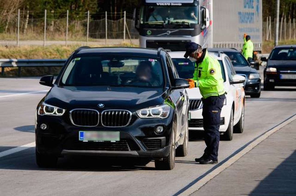Ustavno sodišče: omejitev gibanja in prepoved zbiranja v neskladju z ustavo (foto: Nebojša Tejić/STA)