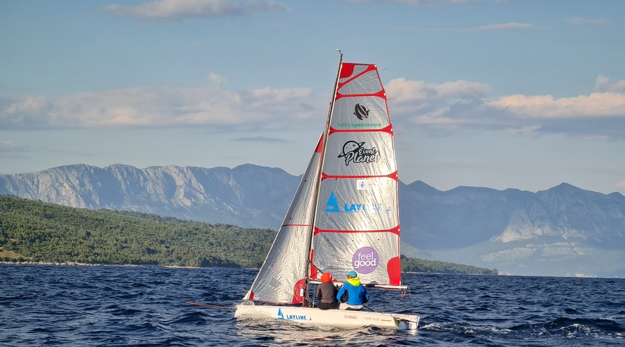 Slovenca postavila Guinnessov rekord v prejadrani razdalji v dvoje na jadrnici tipa dinghy (foto: Layline)