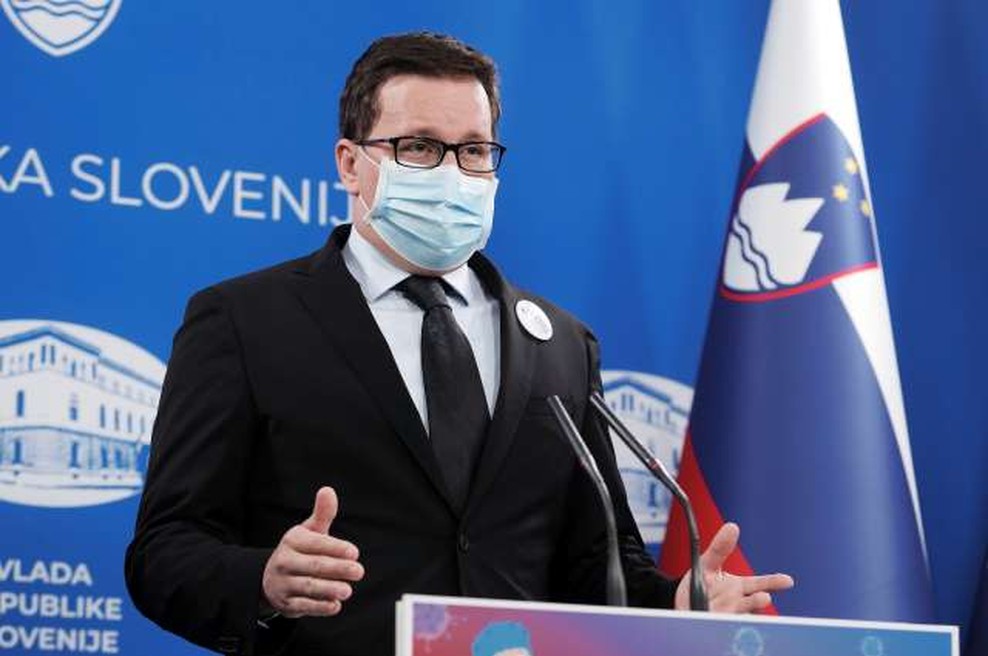 Za lažji dostop do digitalnih covidnih potrdil vlada zagotavlja dodatna prijavna mesta (foto: Daniel Novakovič/STA)