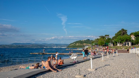 V Izoli odslej prepovedano sprehajanje v kopalkah po mestu in "rezerviranje" plaže z brisačami