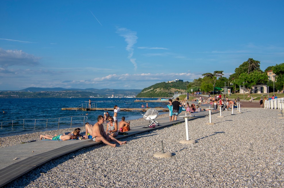 V Izoli odslej prepovedano sprehajanje v kopalkah po mestu in "rezerviranje" plaže z brisačami (foto: Shutterstock)