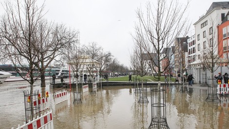 Obilno deževje po Nemčiji poplavlja ceste in objekte
