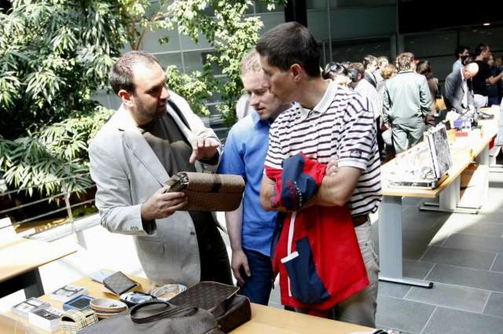 12 odstotkov Slovencev namerno kupuje ponaredke (foto: Stanko Gruden/STA)