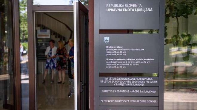 Na spletnih straneh upravnih enot odslej informacije o čakalnih vrstah (foto: Nebojša Tejić/STA)