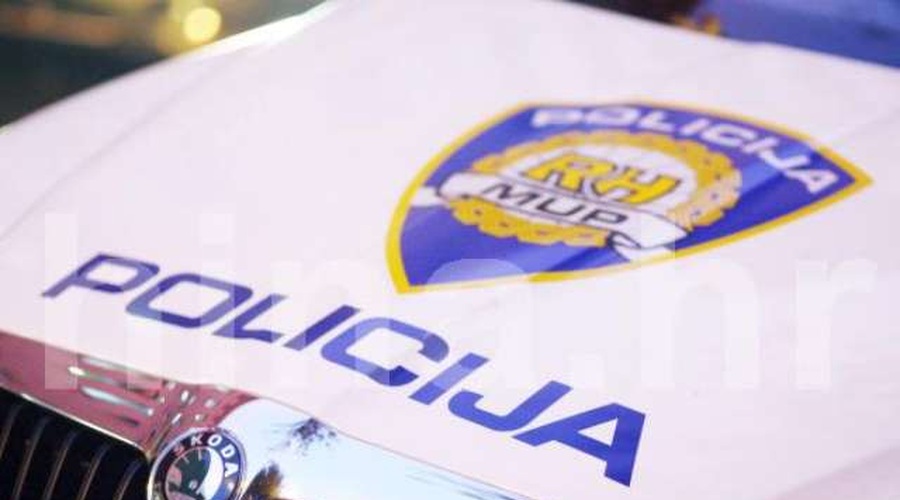 Ob trku osebnega vozila v parkirano tovorno vozilo huje poškodovan 45-letnik (foto: Hina/STA)