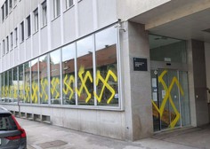 Ponoči vandali s kljukastimi križi na pročelje ministrstva za kulturo