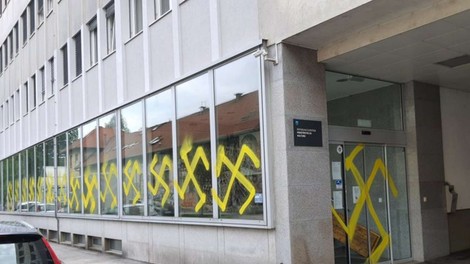 Ponoči vandali s kljukastimi križi na pročelje ministrstva za kulturo