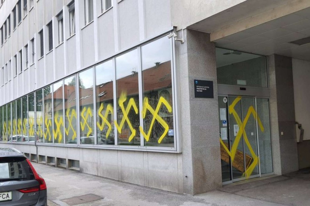 Ponoči vandali s kljukastimi križi na pročelje ministrstva za kulturo (foto: Twitter račun ministrstva za kulturo)