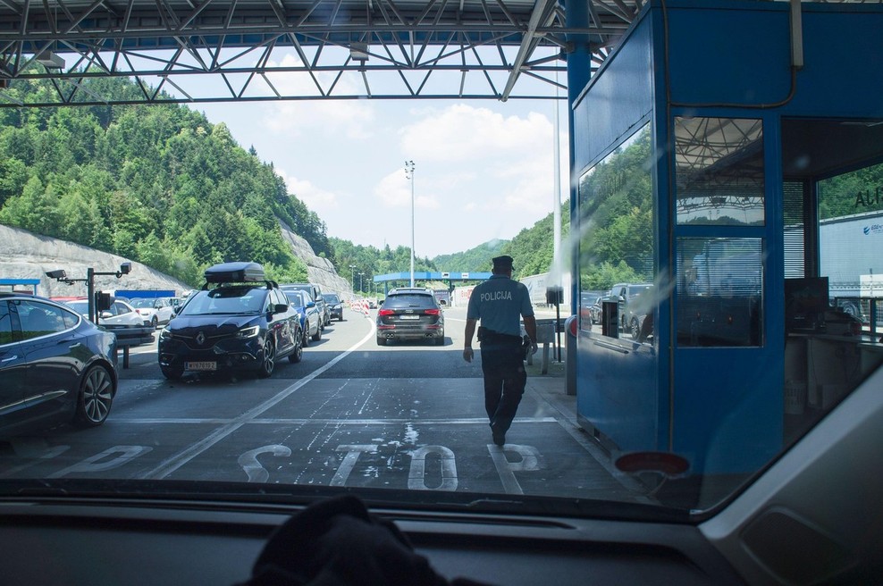 Zaradi zgoščenega prometa na mejnih prehodih s Hrvaško nastajajo kolone (foto: profimedia)