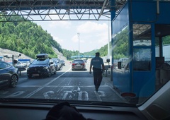 Zaradi zgoščenega prometa na mejnih prehodih s Hrvaško nastajajo kolone