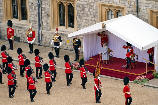 Britanska kraljica Elizabeta z okrnjeno parado na gradu Windsor proslavila 95. rojstni dan
