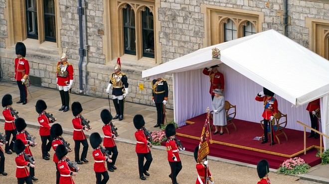 Britanska kraljica Elizabeta z okrnjeno parado na gradu Windsor proslavila 95. rojstni dan (foto: profimedia)