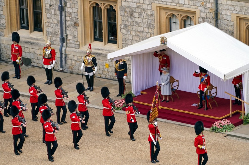 Britanska kraljica Elizabeta z okrnjeno parado na gradu Windsor proslavila 95. rojstni dan (foto: profimedia)