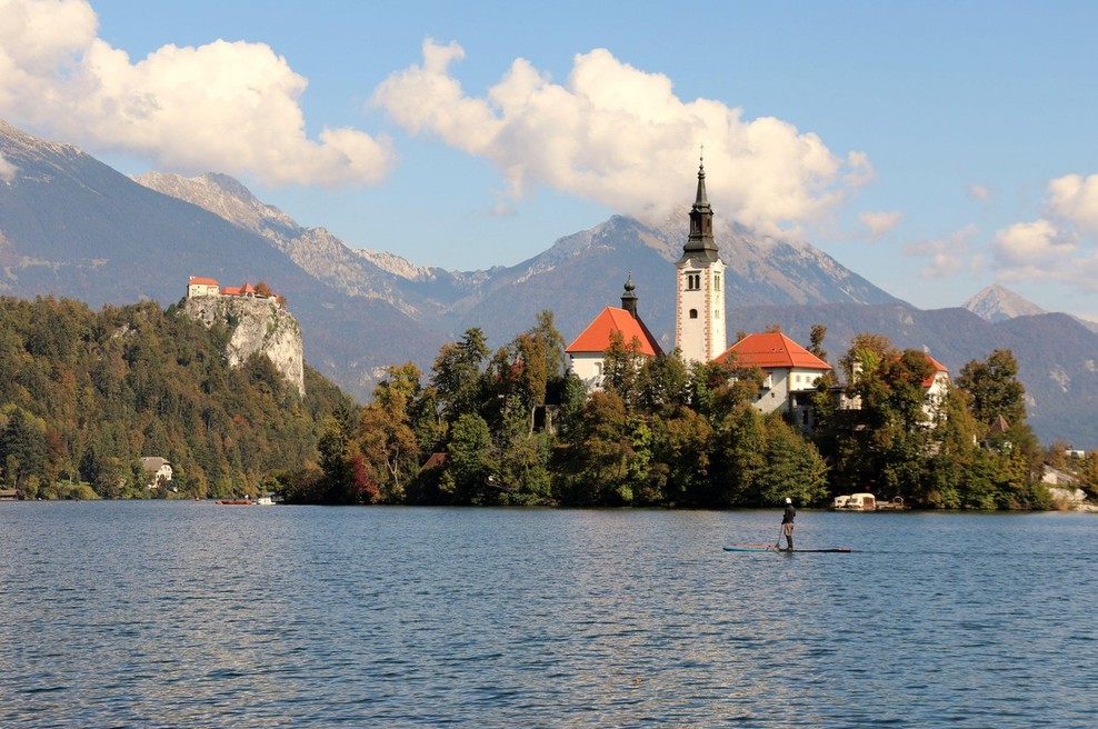 Nesreča a Blejskem jezeru: oseba padla s supa, po oživljanju je v jeseniški bolnišnici (foto: profimedia)