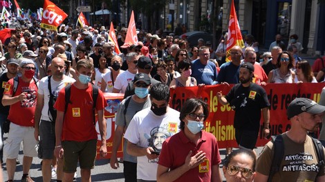 Francozi v 119 mestih množično protestirali proti skrajni desnici