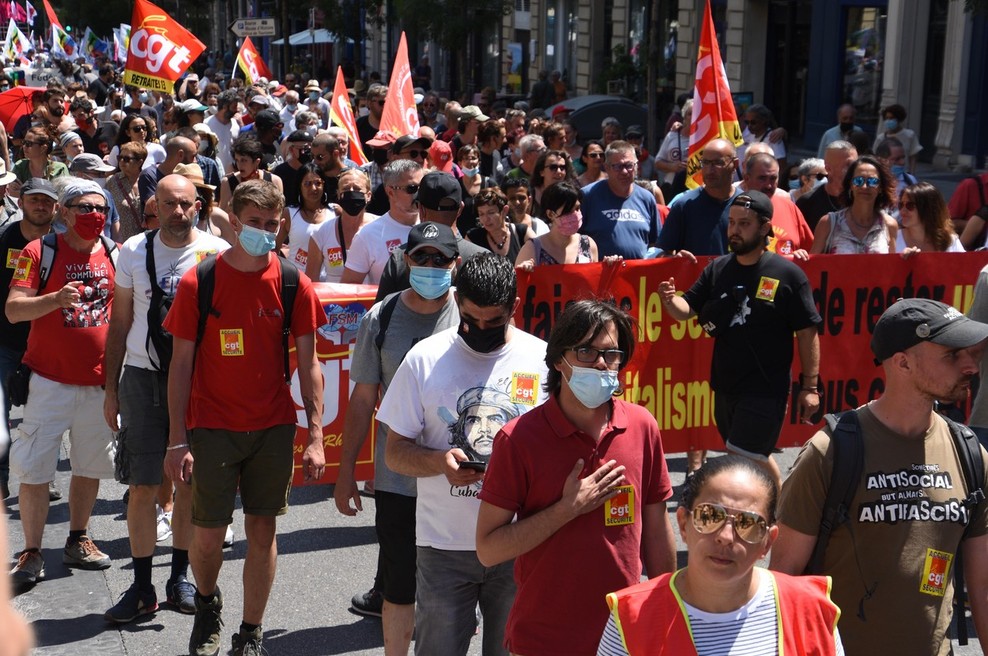 Francozi v 119 mestih množično protestirali proti skrajni desnici (foto: profimedia)