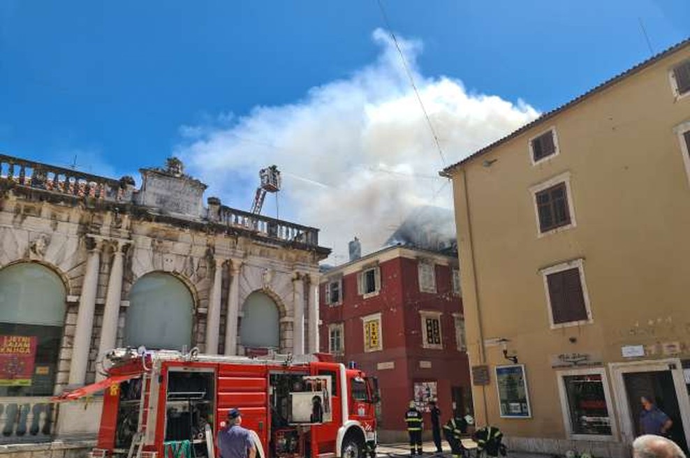 V starem mestnem središču Zadra zagorelo (foto: Hina/STA)