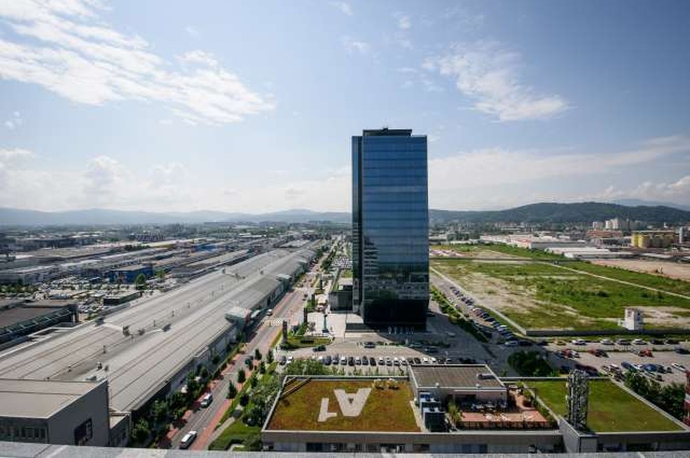 Slovenija ne spada med države z neštetimi stolpnicami, vendar tudi naša država počasi raste v višino (foto: Nebojša Tejić/STA)