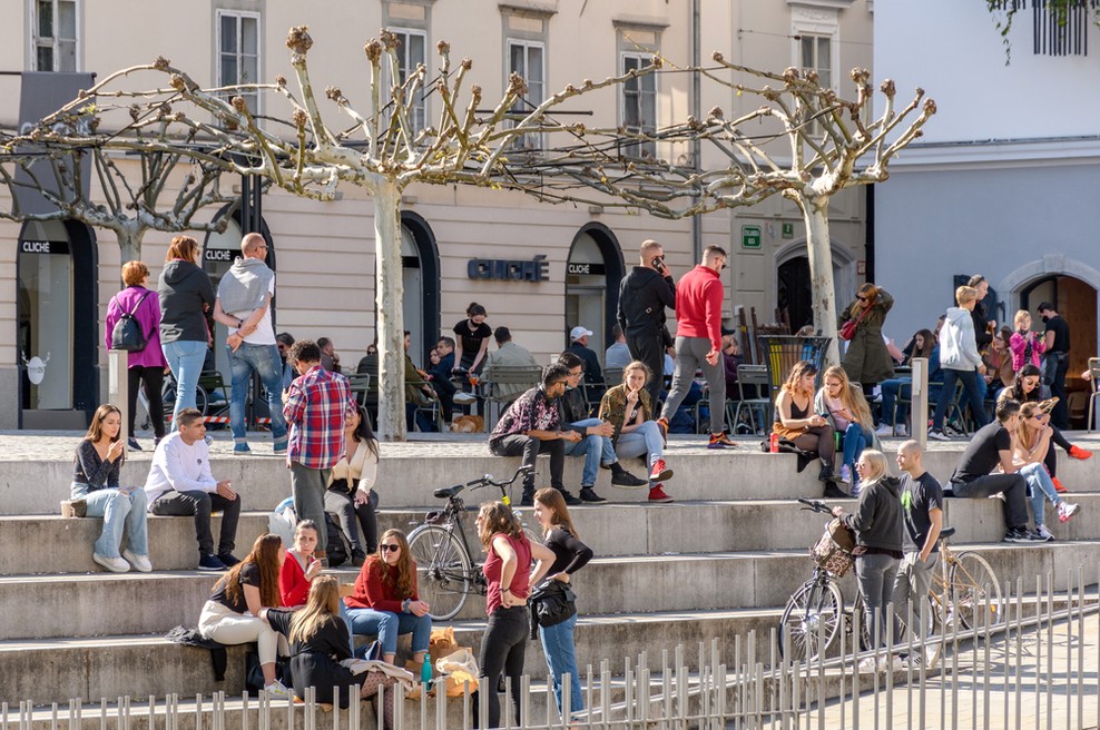 Epidemije je konec, a nekatere omejitve in ukrepi še ostajajo v veljavi (objavljamo seznam) (foto: Shutterstock)