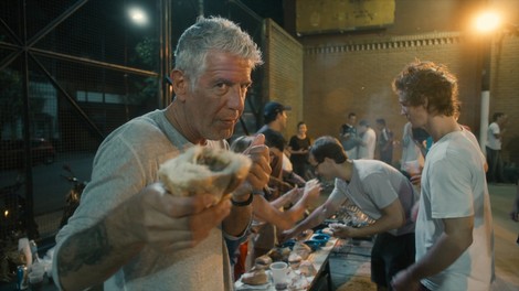 Prihaja dokumentarec o kuharskem zvezdniku Anthonyju Bourdainu, ki je 2018 naredil samomor
