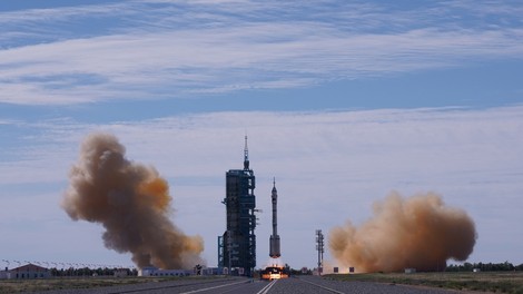Prva kitajska posadka pristala na vesoljski postaji, astronavti bodo 380 km nad Zemljo tri mesece