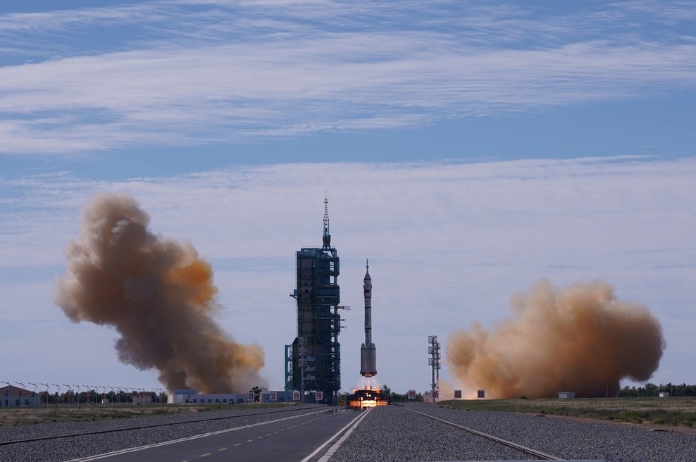 Prva kitajska posadka pristala na vesoljski postaji, astronavti bodo 380 km nad Zemljo tri mesece (foto: profimedia)