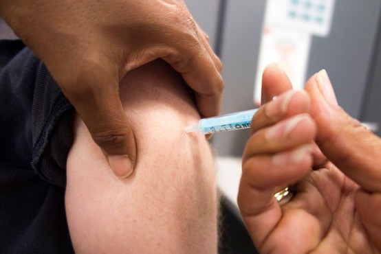 Po bruseljski sodbi bo AstraZeneca morala EU do septembra dobaviti 50 milijonov odmerkov cepiva