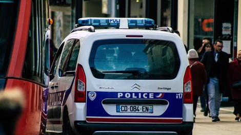 Zabave željni Francozi so napadli policiste, ki so preprečili rejv zabavo v Bretanji