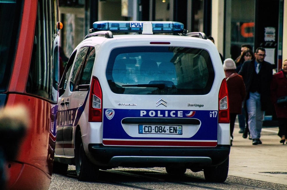 Zabave željni Francozi so napadli policiste, ki so preprečili rejv zabavo v Bretanji (foto: profimedia)