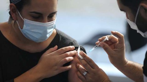 V EU z enim odmerkom cepljenih več kot polovica odraslih
