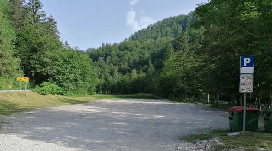 Kopališče v Idrijski Beli v poletno sezono s parkirnino in brezplačnim avtobusom ob koncih tedna (foto: STA)