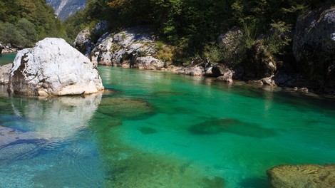 Na nevarnem delu reke Soče popoldne utonil deček