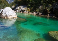 Na nevarnem delu reke Soče popoldne utonil deček