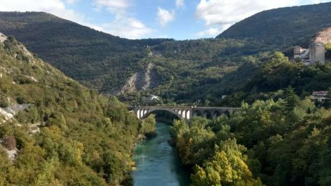 Deček se je z oblačili zataknil za večji lesen steber, močan tok ga je potisnil pod gladino vode