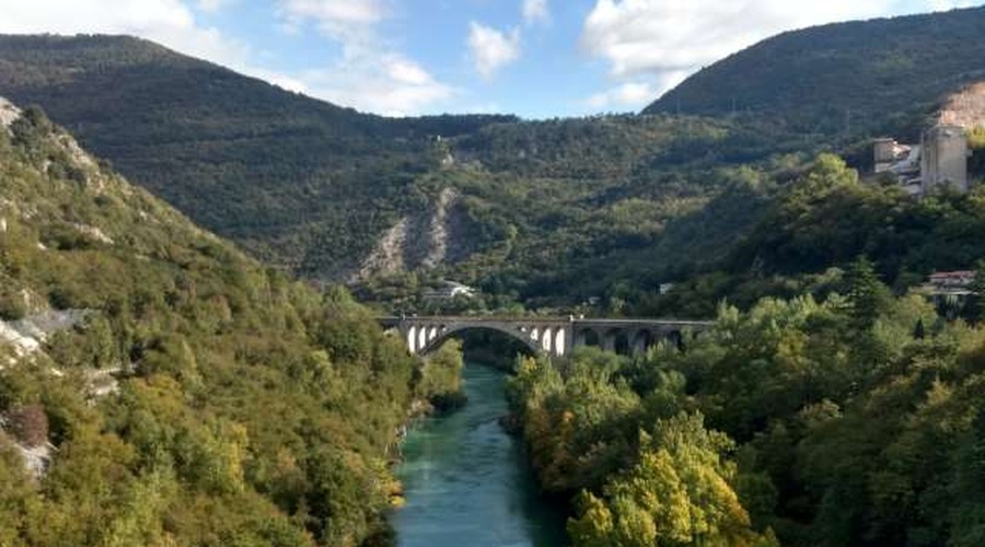 Deček se je z oblačili zataknil za večji lesen steber, močan tok ga je potisnil pod gladino vode (foto: Aljoša Rehar/STA)