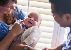Rodnost v Sloveniji lani spet padla, rojenih več dečkov kot deklic
