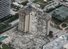 V Miamiju se je ponoči zrušil del 12-nadstropnega bloka, ena oseba umrla, 150 jih pogrešajo