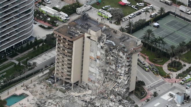 V Miamiju se je ponoči zrušil del 12-nadstropnega bloka, ena oseba umrla, 150 jih pogrešajo (foto: profimedia)