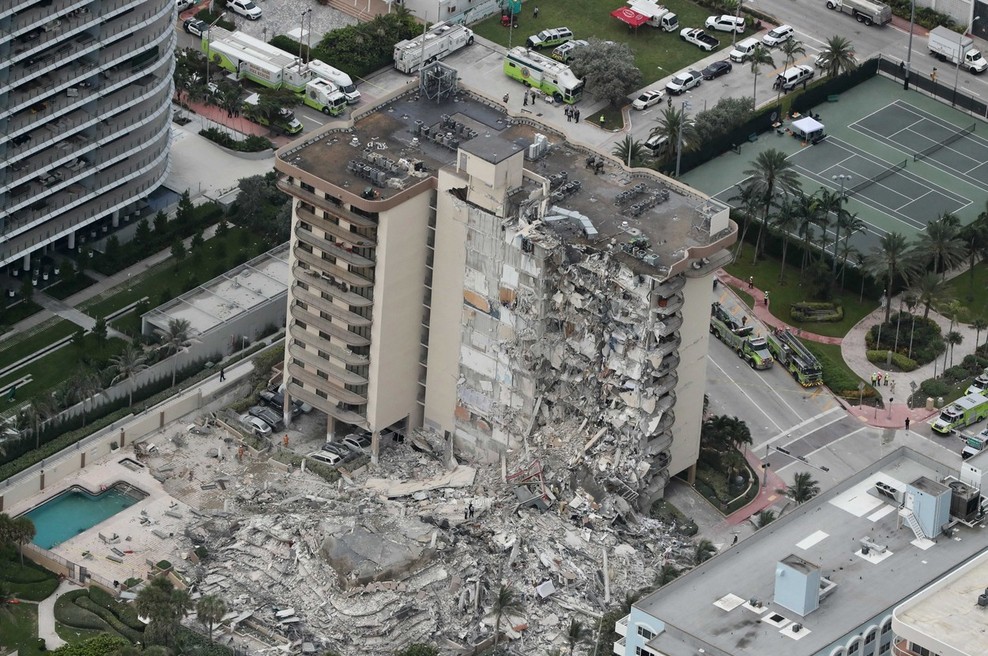 V Miamiju se je ponoči zrušil del 12-nadstropnega bloka, ena oseba umrla, 150 jih pogrešajo (foto: profimedia)
