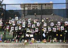 Reševalci so med ruševinami zrušenega bloka v Miamiju doslej našli devet žrtev