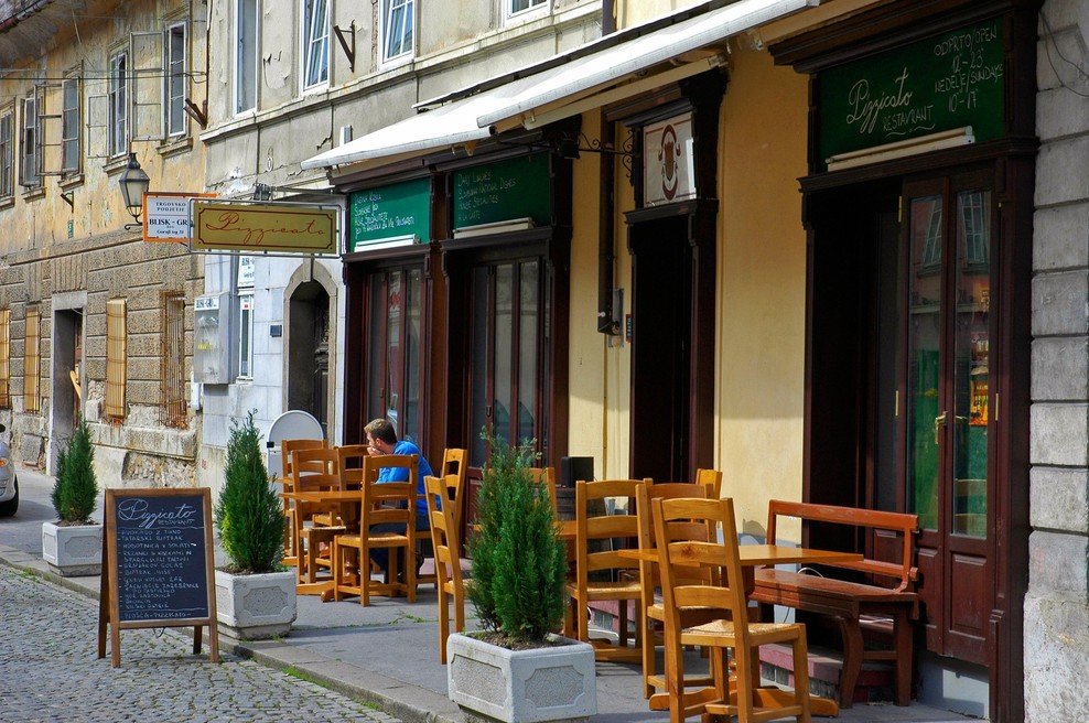 Vlada s ponedeljkom dodatno sprošča opravljanje dejavnosti (foto: Profimedia)