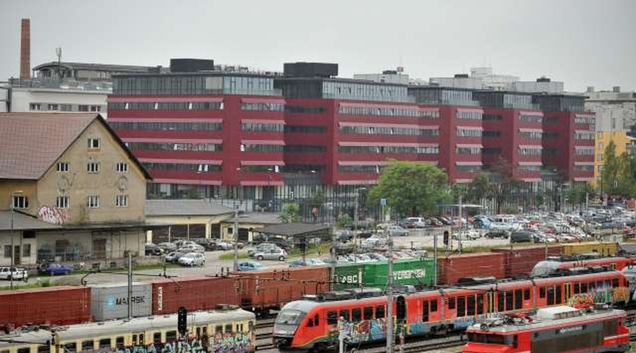 Ministrstvo uvaja družinske in skupinske vikend vozovnice za avtobusni in železniški promet (foto: Tamino Petelinšek/STA)