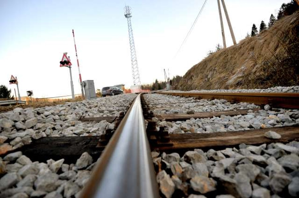 Mladostniki izzivali srečo z nevarno igro na tirih (foto: Tamino Petelinšek/STA)