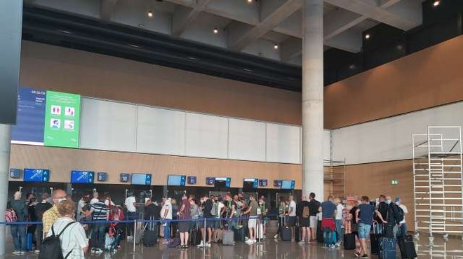 Z novega potniškega terminala brniškega letališča poleteli prvi potniki (foto: Rok Bizjak/STA)