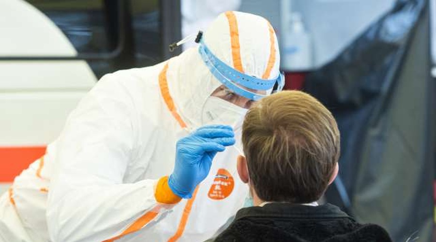 Številne različice koronavirusa se zelo hitro širijo po vsem svetu (foto: Bor Slana/STA)