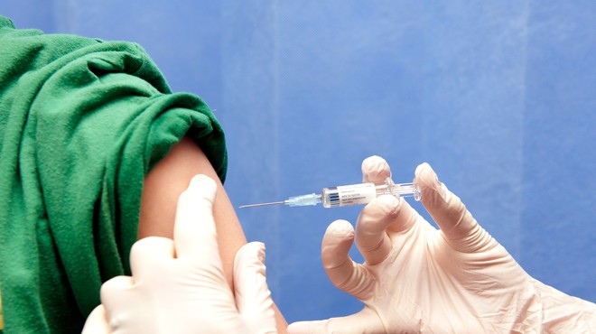 Trend normalizacije razmer se ustavlja, cepljenih ali z namero za cepljenje nekaj nad 60 odstotkov vprašanih (foto: Profimedia)