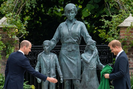 Princa William in Harry odkrila spomenik svoji mami v Kensingtonski palači