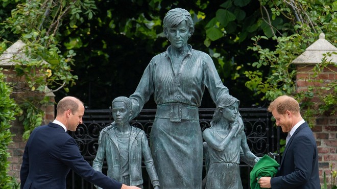 Princa William in Harry odkrila spomenik svoji mami v Kensingtonski palači (foto: profimedia)
