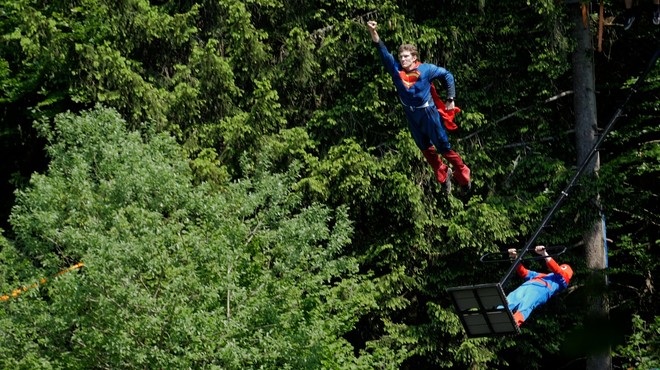 Odštekan gozdni cirkus akrobatov Dunking Devils obiskala tudi Superman in Spiderman (foto: Dunking Devils Press)