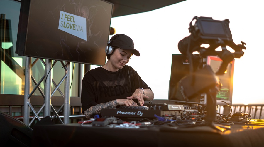 Tea Vučkovič zamajala razgledni stolp Vinarium (foto: Foto: Kristjan Kotnik)